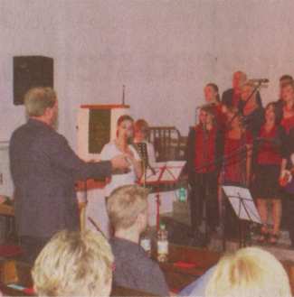 Der Iserlohner Gospelchor „Outta Limits“ hat am Sonntag ein Konzert in der Christuskirche gegeben. Das Publikum war sehr beeindruckt und begeistert. Foto: Streber (links)